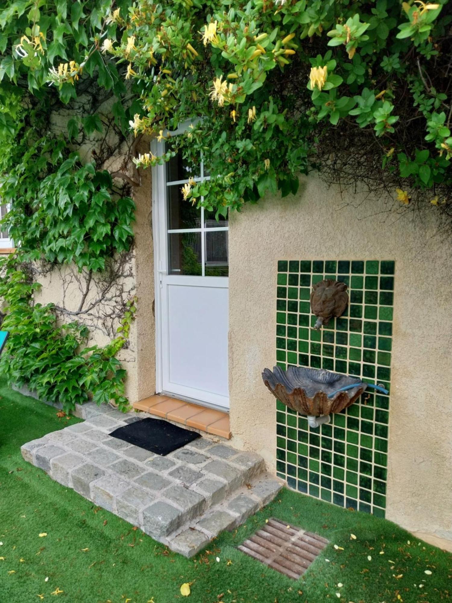 Superbe Grand Studio Tout Confort Avec Exterieur Poussan Exterior foto